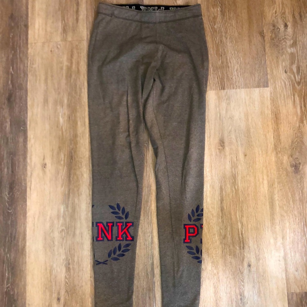 Pink leggings with detail on the bottom